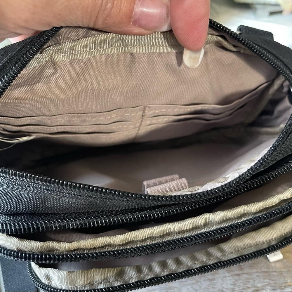 Baggallini black canvas Crossbody small bag - Picture 10 of 12